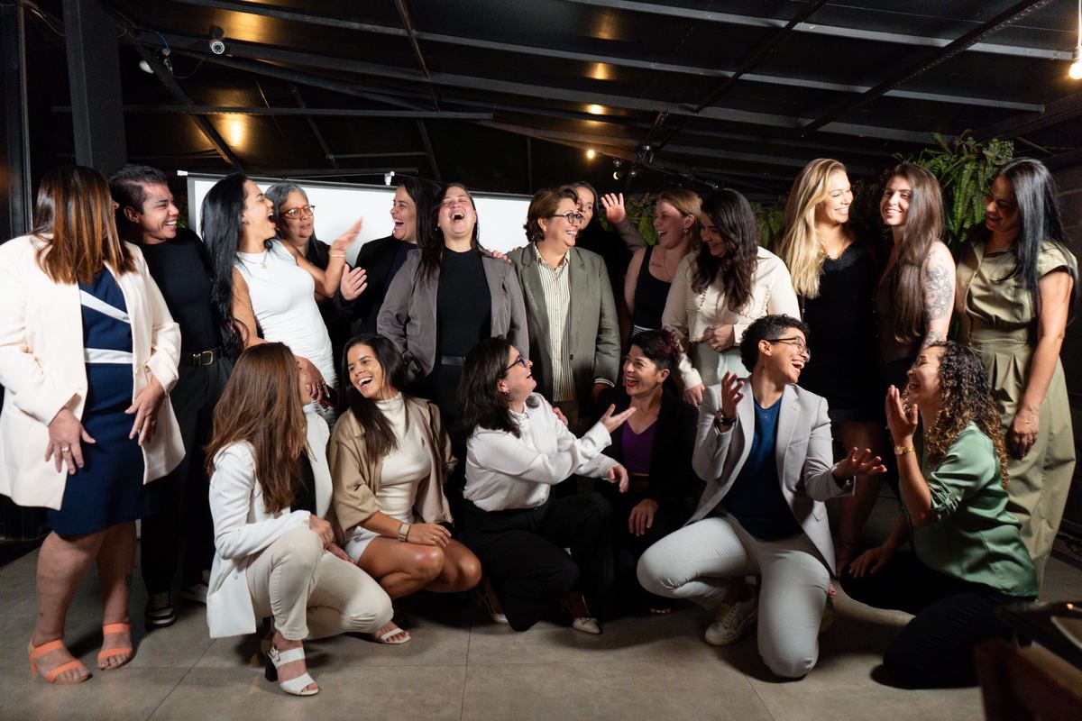 Grupo de mulheres rindo juntas no fim da primeira edição.